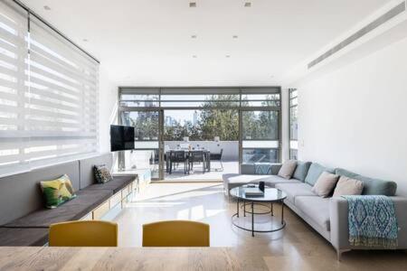 Peaceful Terrace By Five Apartment *