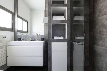 Peaceful Terrace By Five Apartment